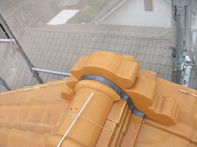 鬼瓦の周囲をシーリング材で補修